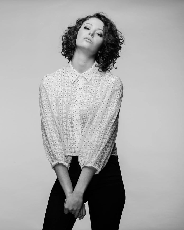 Mujer de pelo rizado en blanco y negro, imagen de SERGE D'ESTEL gel de peinado