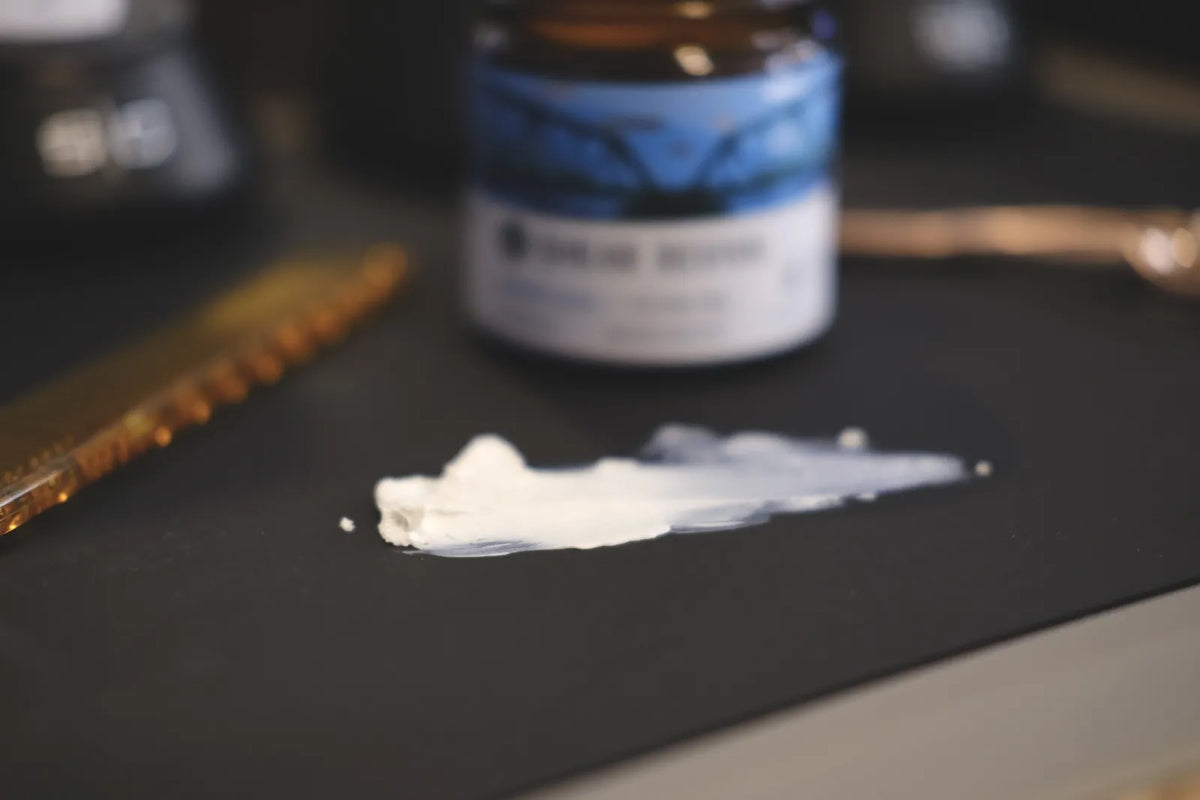 Muestra de SHEAR REVIVAL Upstate Blues Texture Wax extendida sobre una superficie oscura