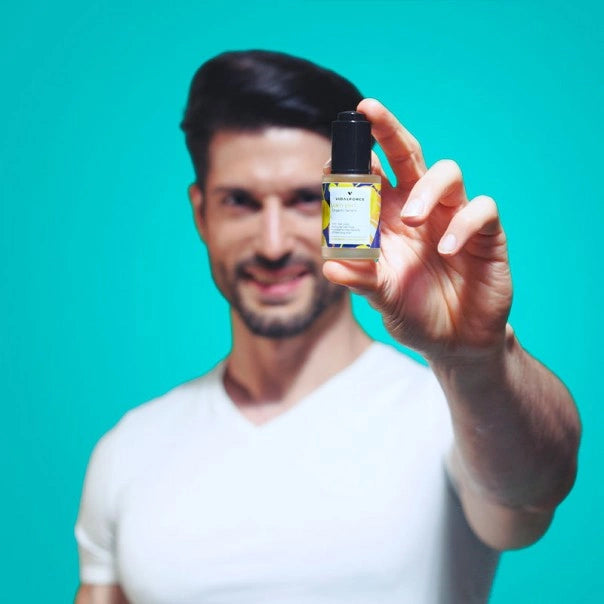Hombre sosteniendo el frasco de VIDALFORCE serum Anti DHT