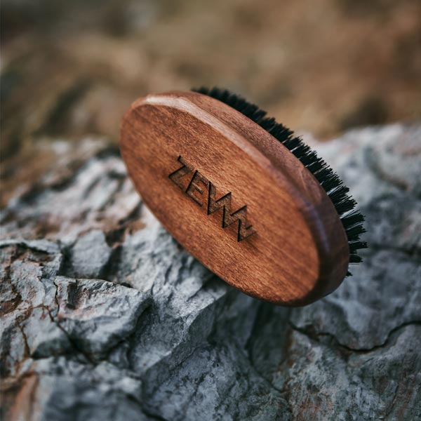 ZEW cepillo para barba Beard Brush sobre una roca