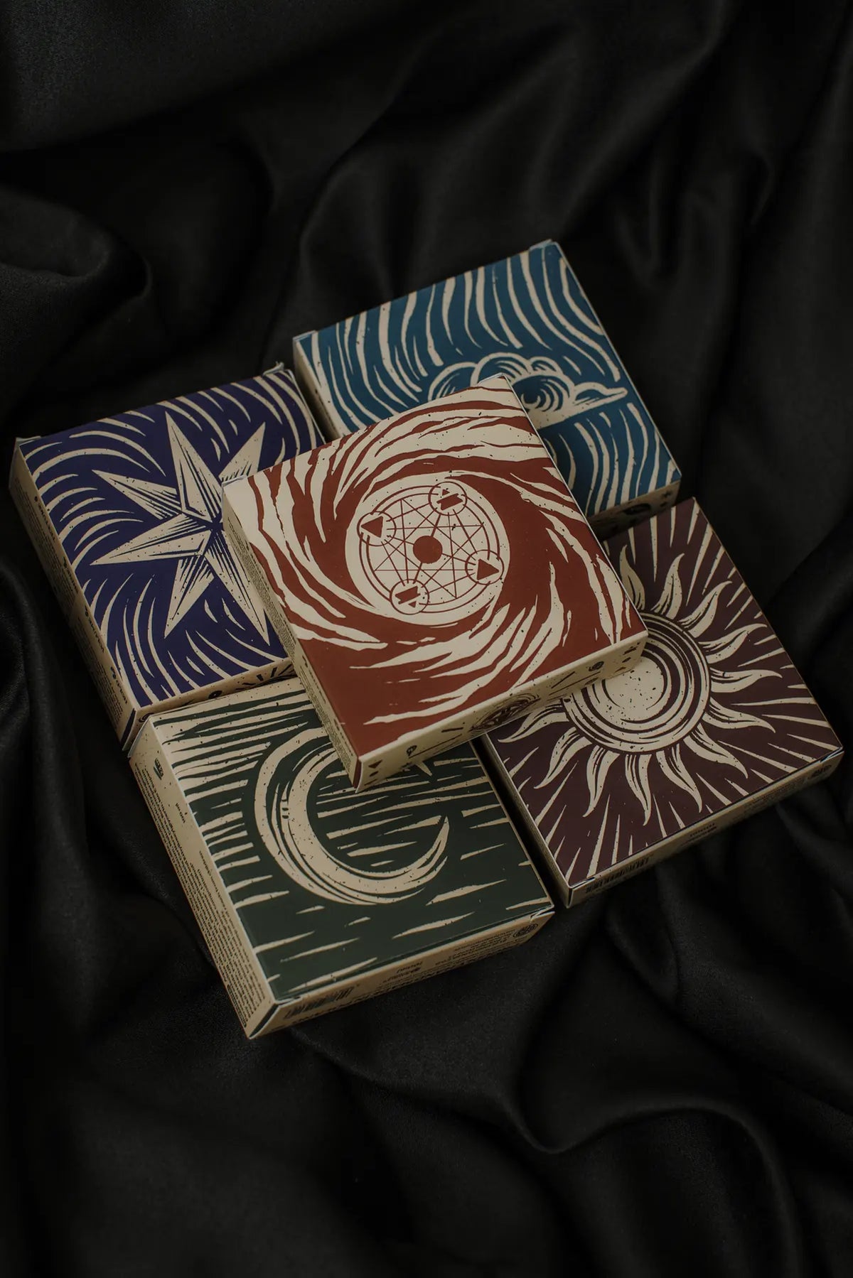 Cajas de la gama de pomadas BY ELEMENTUM, con Ether encima