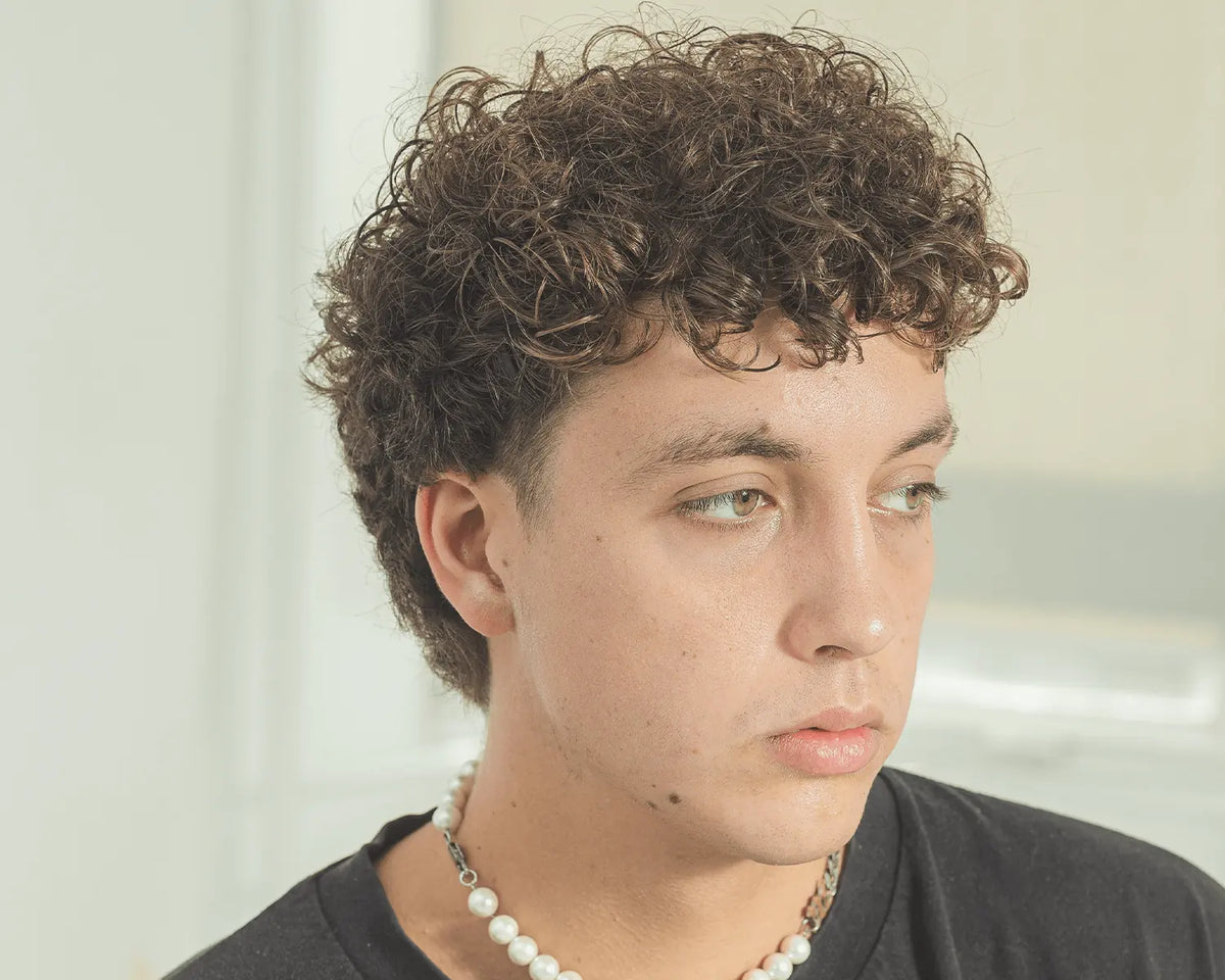 Retrato de hombre con pelo rizado y volumen, crema BY ELEMENTUM Montibus