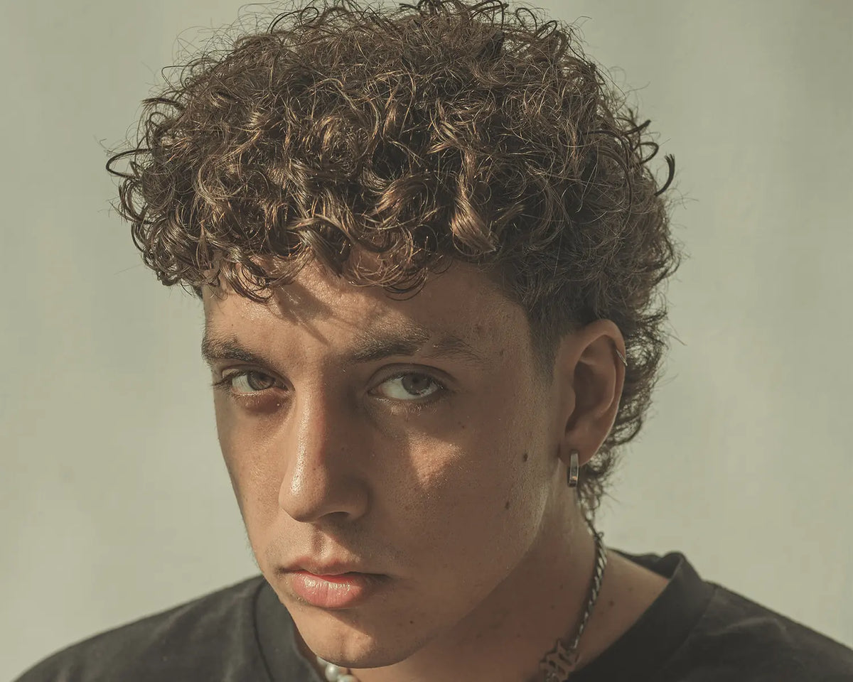 Hombre con pelo rizado y volumen, crema BY ELEMENTUM Nubibus