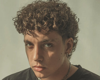 Hombre con pelo rizado y volumen, crema BY ELEMENTUM Nubibus