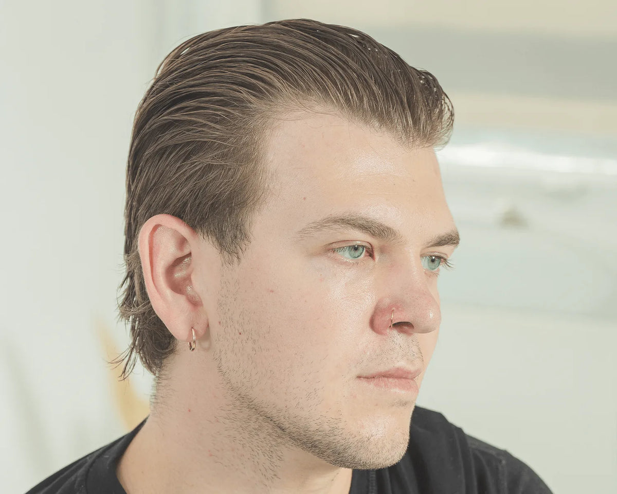 Perfil de hombre con peinado hacia atrás con pomada BY ELEMENTUM Aqua
