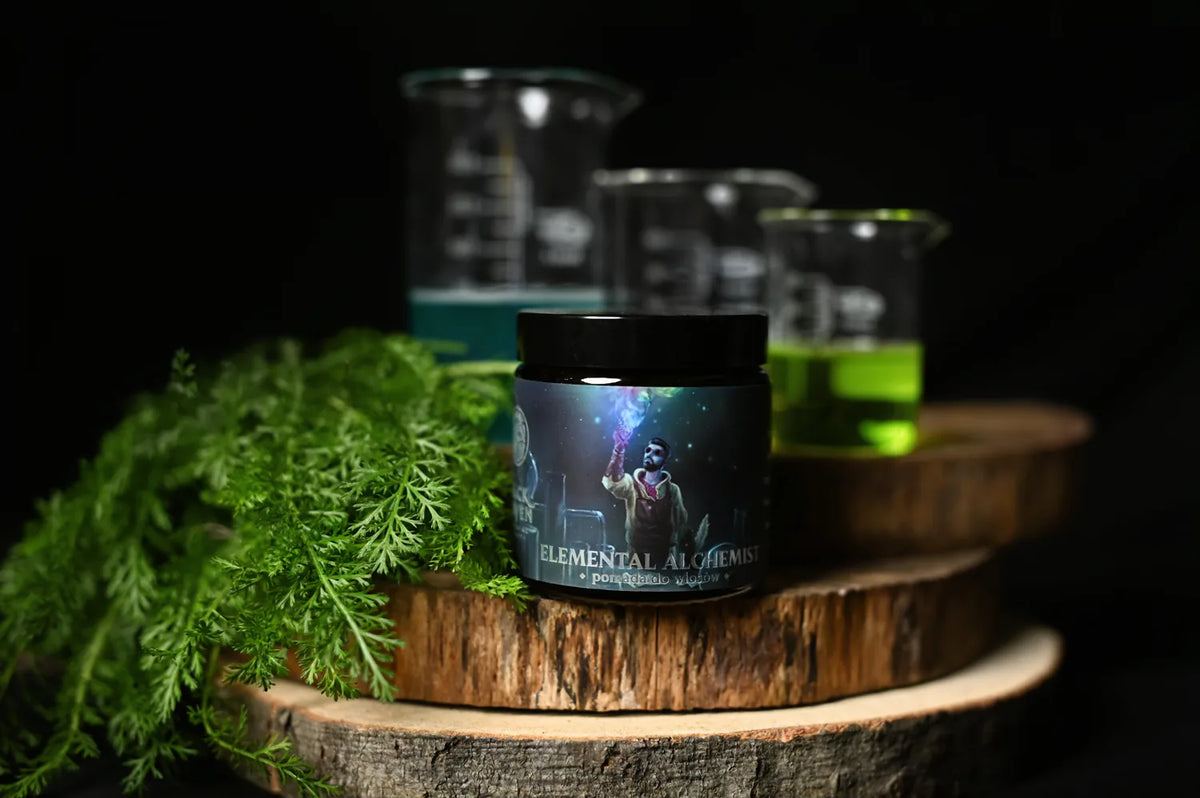 Bote de Elemental Alchemist junto a probetas y helecho, BY ELEMENTUM x Slickhaven