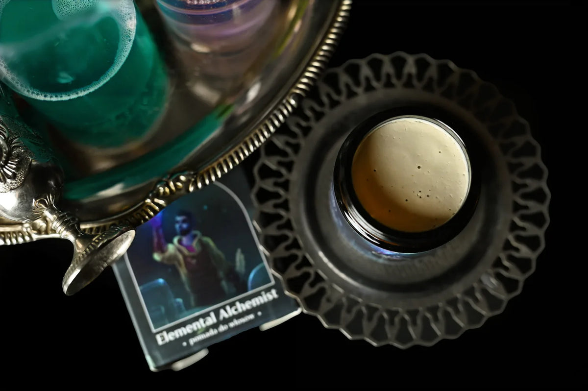Detalle de la textura de la pomada Elemental Alchemist en su bote abierto