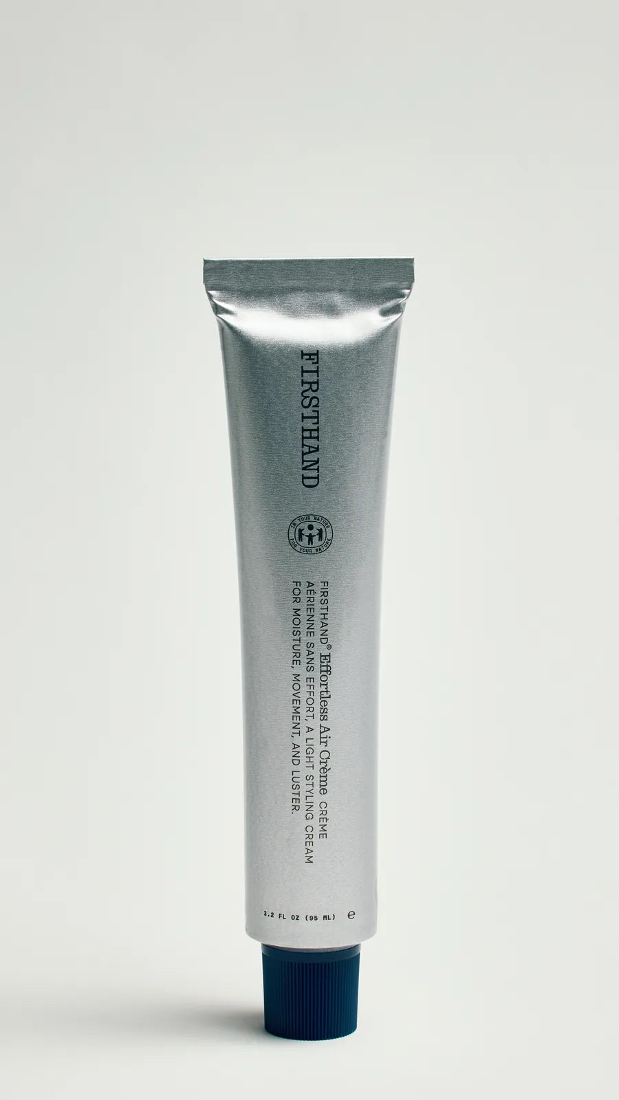 FIRSTHAND Effortless Air Crème, crema para el pelo de hombre, tubo sobre fondo blanco
