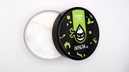 Envase abierto de NINJA INK Tattoo Elixir Green Tea con la crema para tatuajes